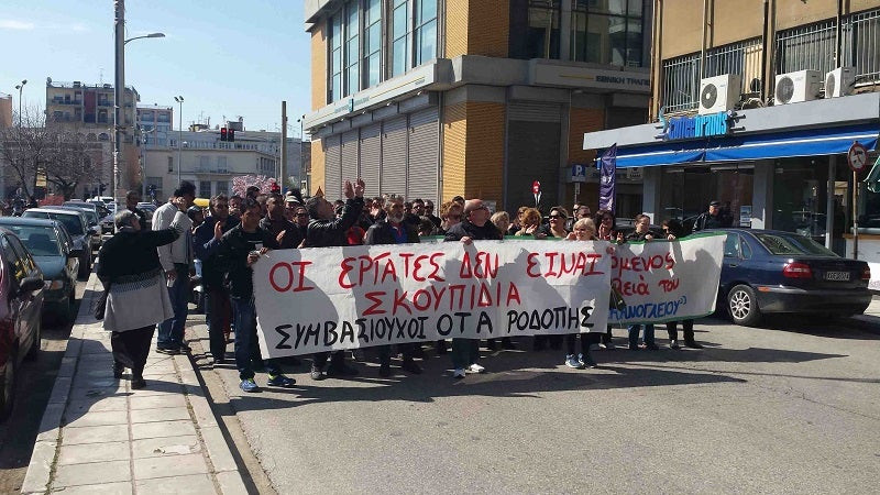 Αδυνατούν να πληρώσουν οι Δήμοι τους συμβασιούχους καθαριότητας που ξαναπροσέλαβαν με το νόμο Σκουρλέτη